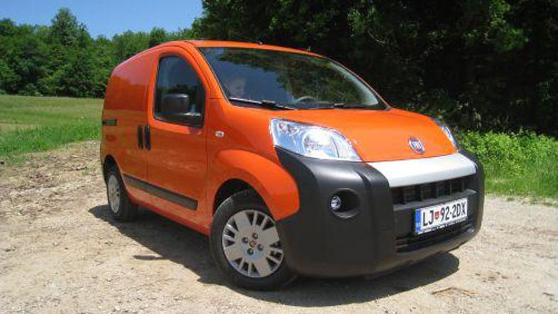 Opremska paketa, namenjena slovenskemu trgu, sta dva, in sicer base ter elegant.