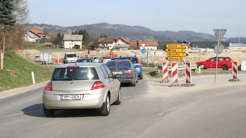 Zaradi zastojev in nepreglednega križišča je nevarnost prometnih nesreč večja. (