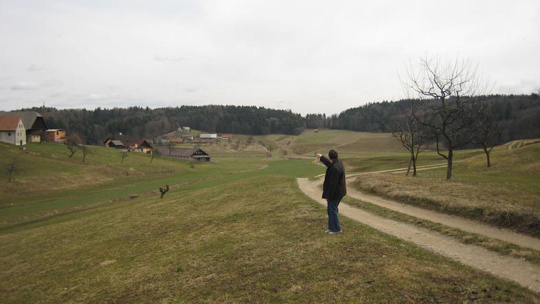Krajani predlagajo, da bi traso ceste speljali po gozdu (v ozadju), ne pa po naj