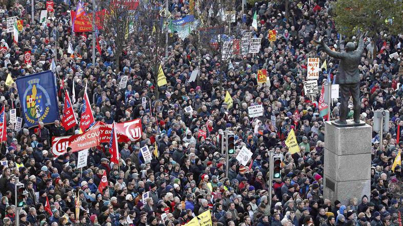 Včeraj se je na ulicah Dublina zbralo več desettisoč ljudi. (Foto: Reuters)