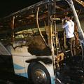 Nesrečni delavci so zgoreli v avtobusu. (Foto: Reuters)