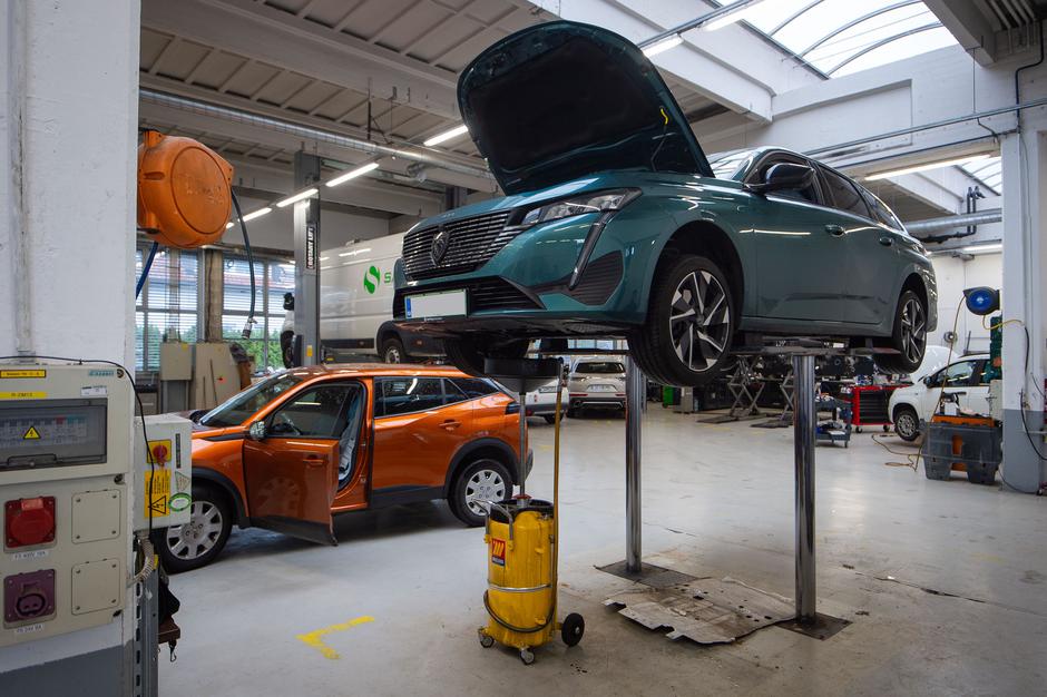 Servis vozil Peugeot | Avtor: Žurnal24 