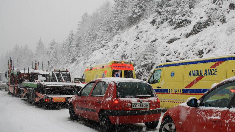 Rešilci niso mogli mimo zamaška, ker so vozniki vozili tudi po odstavnem pasu.