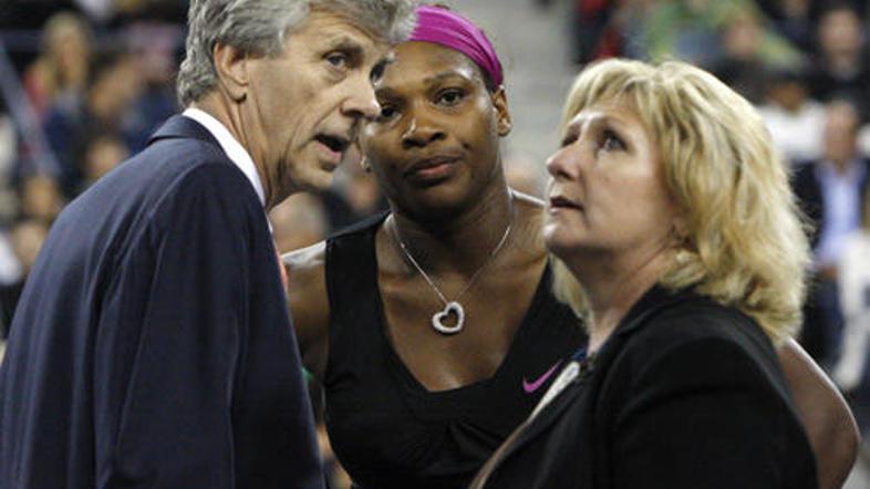 Serena v pogovoru s stransko sodnico, ki jo je kaznovala s kazensko točko, zato 