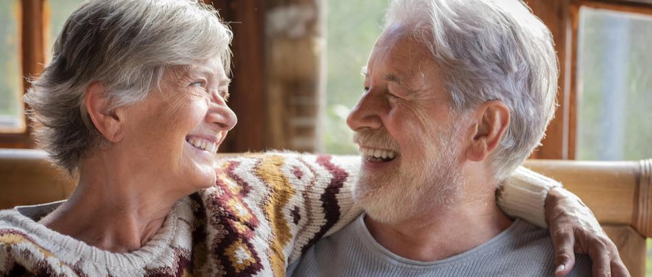 sreča, ljubezen, starejši par, smeh, veselje, dobra volja, objem, sproščenost,