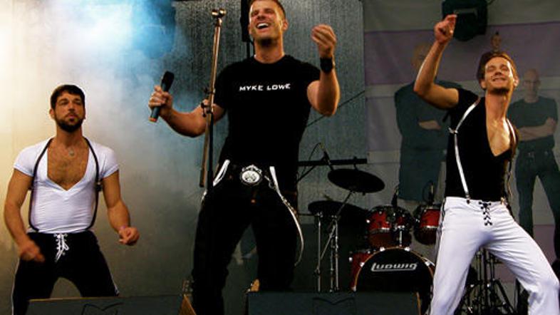 Slovenskemu pevcu sta delala družbo postavna plesalca iz New Yorka in Zuricha.