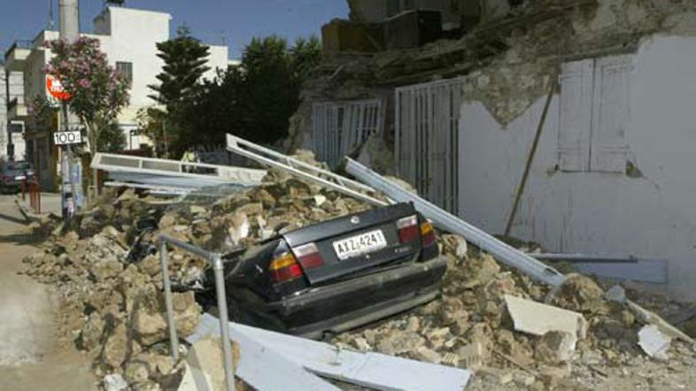 Pod ruševinami so se znašli tudi avtomobili.