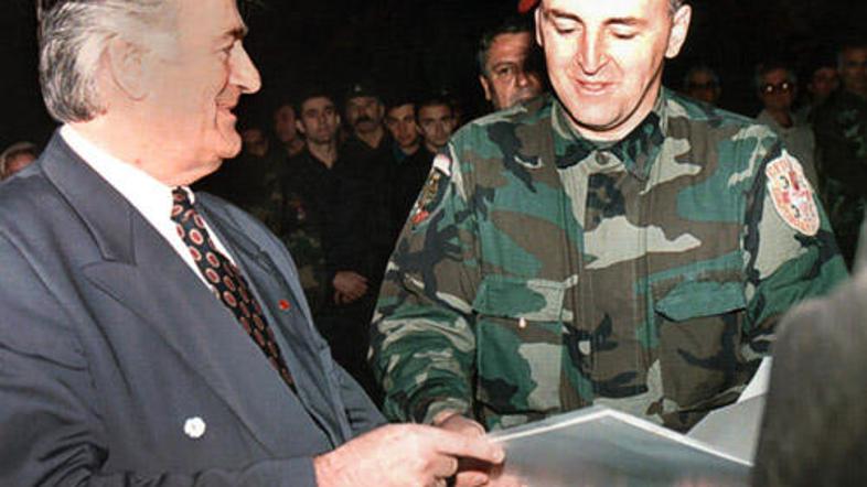 Arkan z Radovanom Karadžičem, ki se pred haaškim sodiščem med drugim zagovarja z