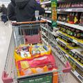nakupovalni voziček poln hrane v trgovini