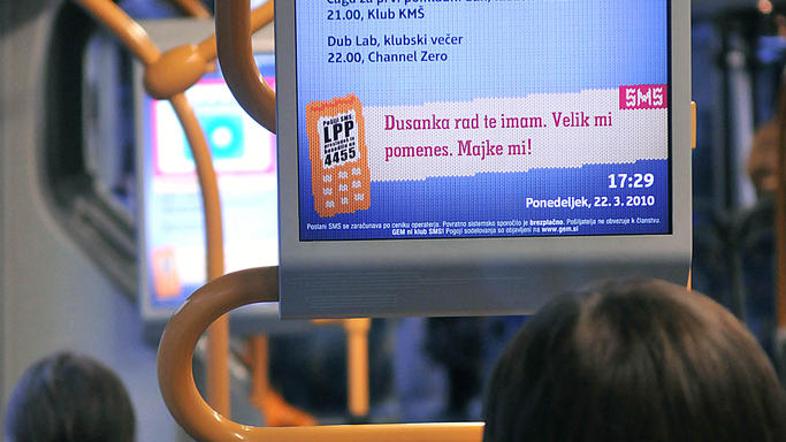 Samopromocijski oglas je tako zmotil potnico, da je vložila pritožbo. (Foto: Dej