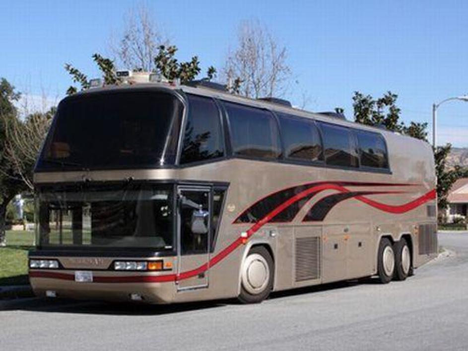 Med najzanimivejše primerke spada superrazkošni avtobus, ki ga je Michael Jackso