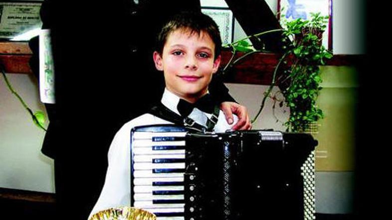 Marko (na fotografiji z mamo Anito) je bil zelo nadarjen otrok, obiskoval je 3. 