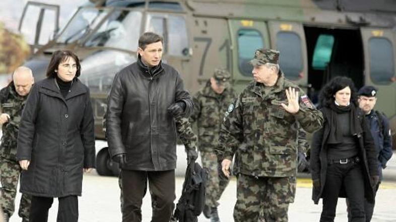 Pahor in Jelušičeva se mudita na Kosovu.