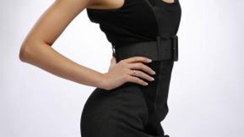 Sanja za nego obraza in las uporablja kar nekaj izdelkov, ki skrbijo, da je vedn