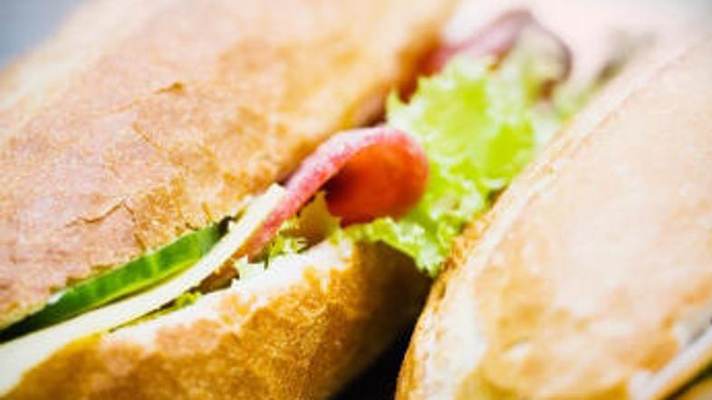 Slovenci največ soli zaužijemo iz kruha in krušnega peciva ter mesnih izdelkov.