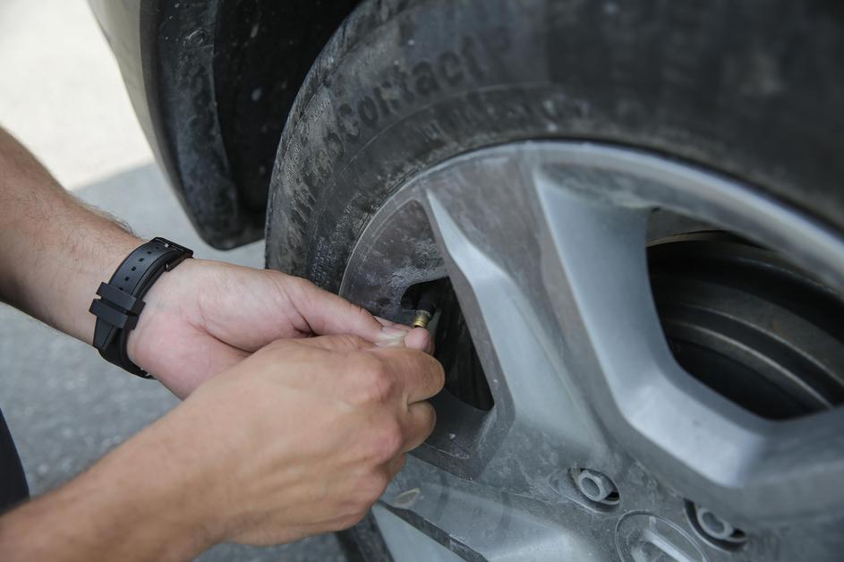 Prazna pnevmatika in kit za popravilo