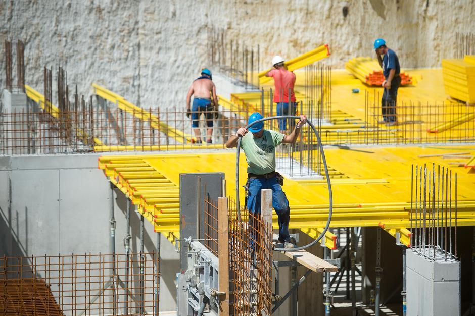 Gradbeni delavci med delom na žgočem soncu. | Avtor: Anže Petkovšek