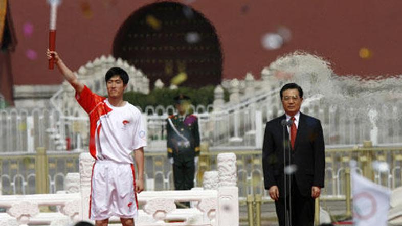 Olimpijski ogenj je prišel v Peking, od koder odhaja na dolgo pot po svetu.