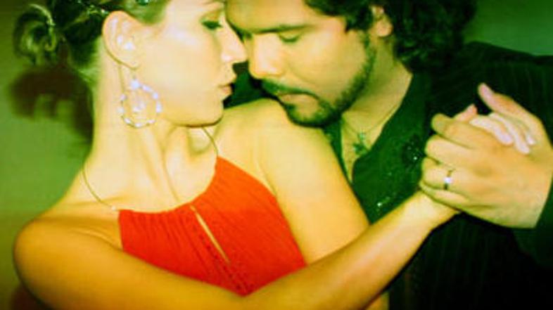 Za tango sta značilni medsebojna komunikacija in improvizacija. Vsak gib v plesu