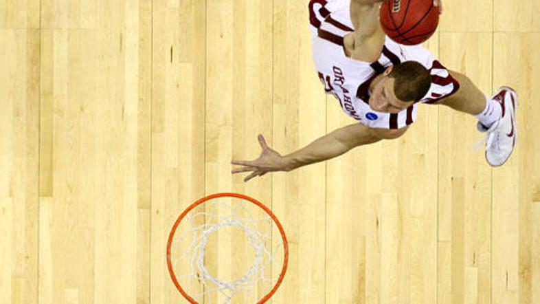 Blake Griffin dviguje gledalce z atraktivnimi zabijanji.