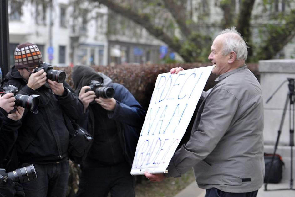 Janševi podporniki pred sodiščem.