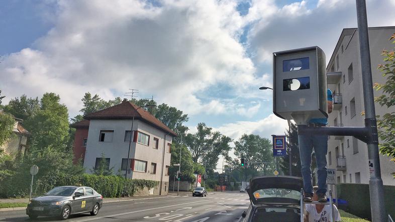 Postavitev novih ohišij za merilnik hitrosti v Ljubljani.
