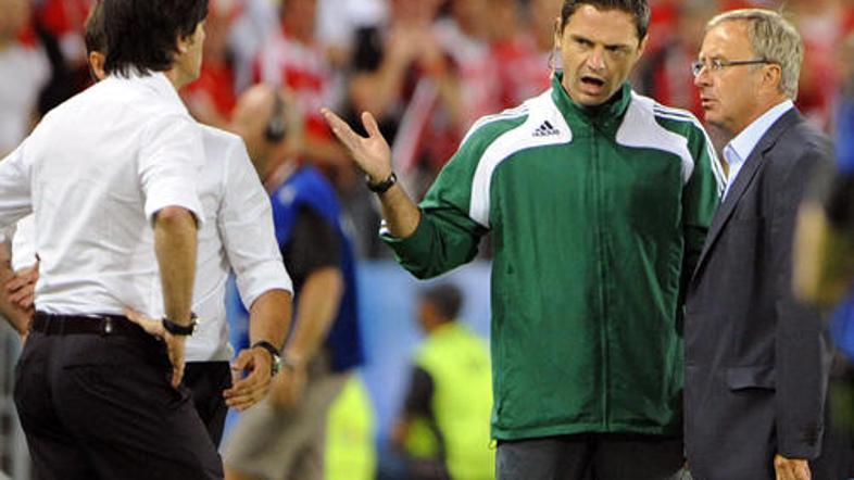 Damir Skomina je zaradi prepira avstrijskega in nemškega selektorja poslal na tr