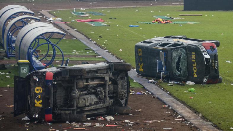 Stampedo na nogometnem stadionu v Indoneziji