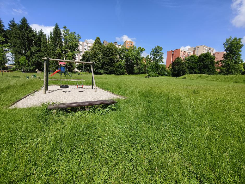 Park bratovševa glinškova ploščad košnja nogomet igrala | Avtor: 