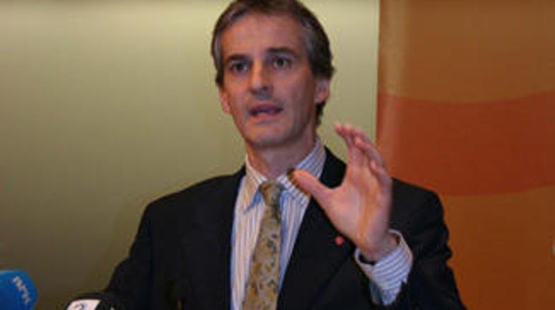 V času napada je bil v hotelu tudi norveški zunanji minister Jonas Gahr Store, k