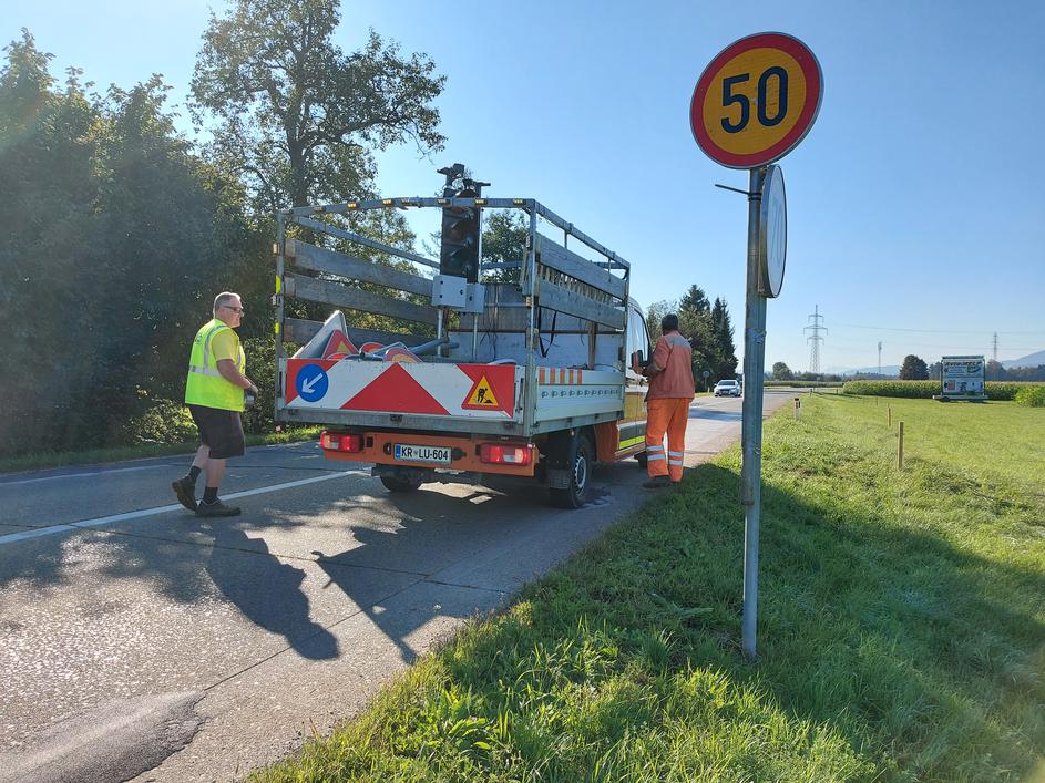 Postavljanje spremenjene signalizacije, cesta Kranj-Medvode