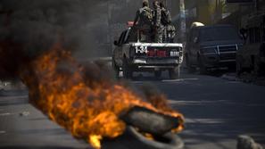 kolera, haiti, protesti, združeni narodi, neredi, ulica