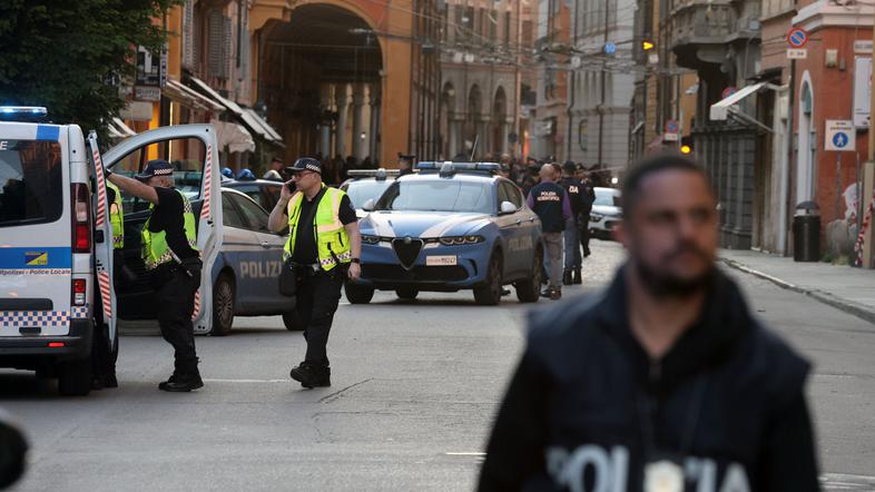 modena napad nož množica avto