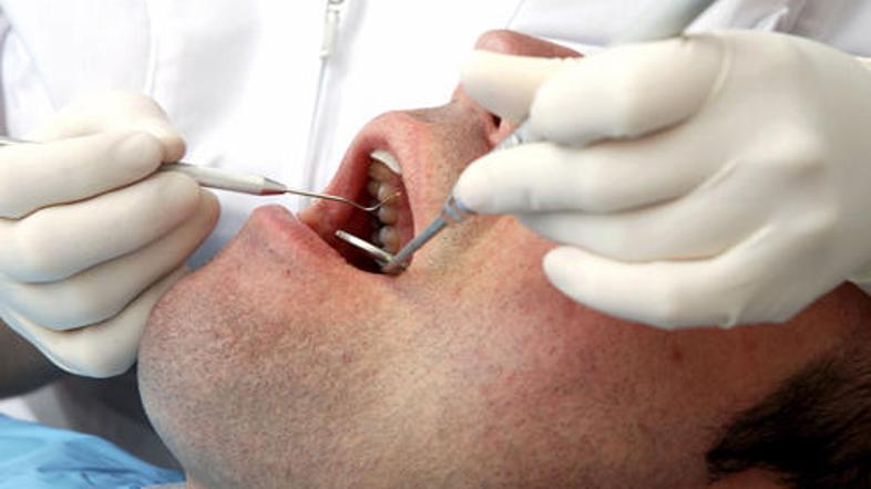 Pacientovo težavo z vnetjem so obravnavali samo zunanje, zaradi česar je skoraj 