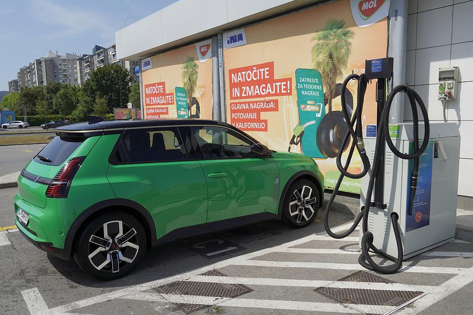 Avtopralnica MOL in INA | Avtor: Matija_Janežič