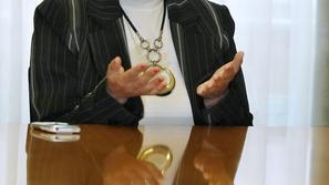 Alenka Jeraj je poslanka opozicijske SDS. V odboru za delo, družino, socialne za