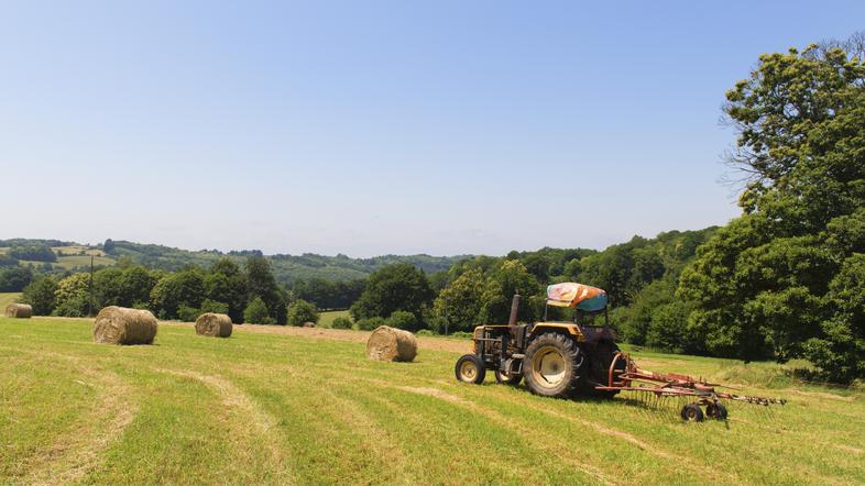 traktor njiva polje