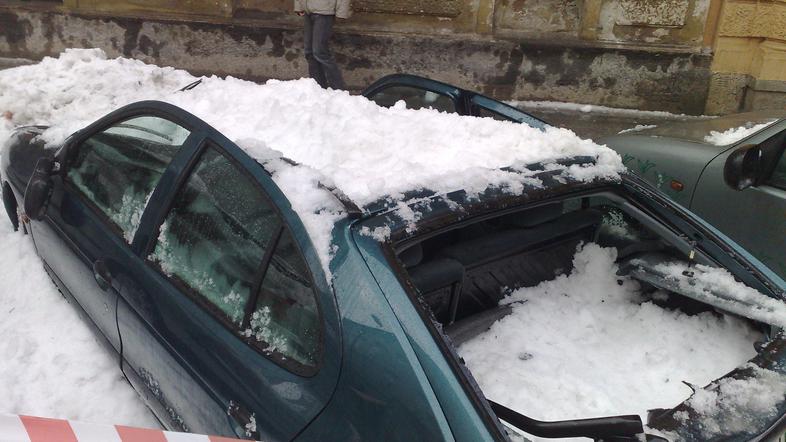 sneg, snegobran, uničeni avtomobili, gosposvetska ulica, ljubljana