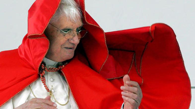 Stavnica Paddy Power med možnimi trenerji ponuja tudi papeža Benedikta XVI.