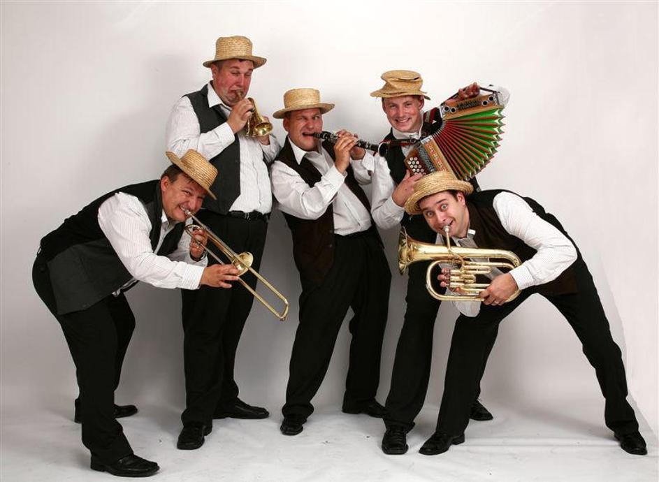 Inšpektorat za okolje je zaradi videa zoper ansambel Okrogli muzikanti uvedel po