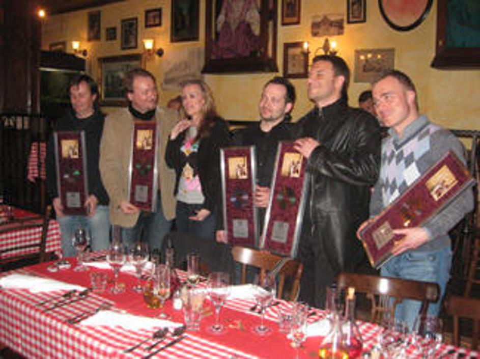 Člani skupine Eroica po prejetju platinaste plošče za svoj prvi studijski album 