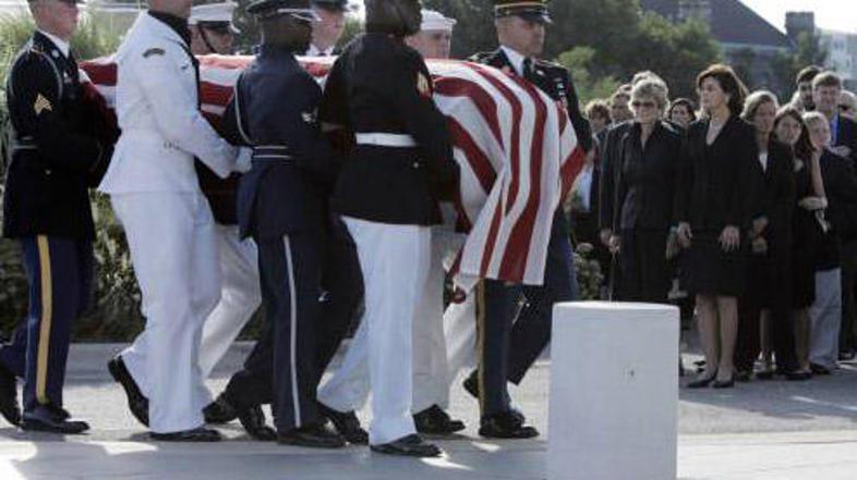 Krsto s truplom so prepeljali v Boston, kjer je na ogled javnosti.