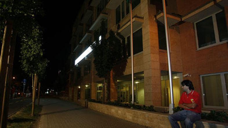 Zvesti navijač Ferrarija je vso noč sedel pred bolnišnico v Budimpešti, da bi iz