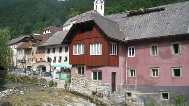 Kroparji pravijo, da odpravljanje posledic vodne ujme poteka prepočasi, ogorčeni