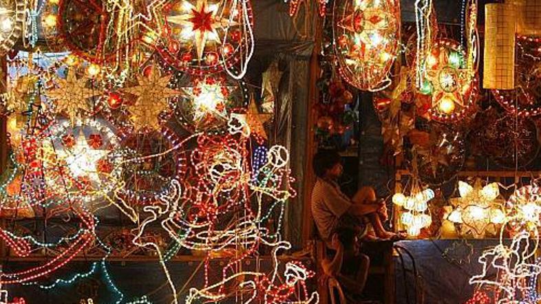 Lučke gredo decembra v promet povsod ... tudi v Manili.