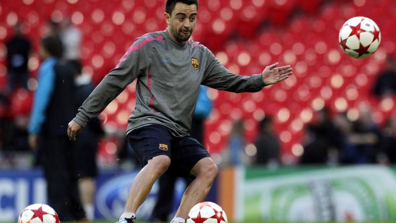 Xavi (na sliki) o Messiju govori le v presežkih. (Foto: EPA)