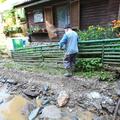 Ne samo pot v dolino, tudi hoja okrog hiš je bila nevarna. (Foto: Nino Verdnik)