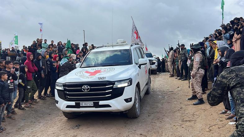 vozilo Rdečega križa, ki je prepeljalo pokojne talce v Izrael