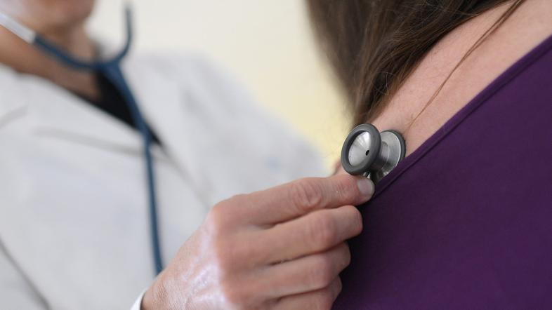 Zdravnik, pregled v ambulanti