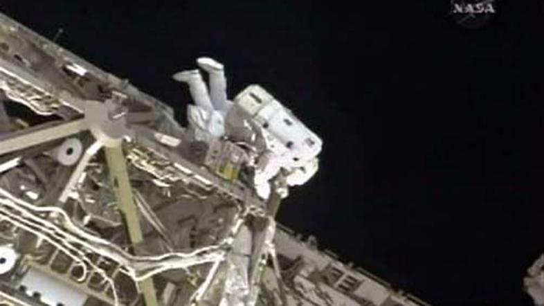 Posadka Endeavourja je na Mednarodni vesoljski postaji usposobila napravo za pre